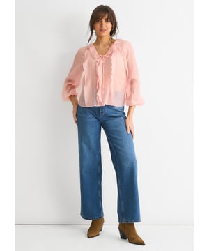 Omarm moeiteloze vrouwelijkheid met onze blouse met strikdetail en lange mouwen. De fijne ruches en het flatterende stropdasdetail geven deze veelzijdige blouse een vleugje charme, perfect voor casual uitgaansgelegenheden. Blijf stijlvol en comfortabel met de extra bedekking van lange mouwen.