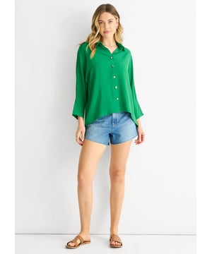 Presentamos nuestra lujosa Blusa Kimono Oversize Verde Medio. Esta prenda combina un diseño sofisticado con la comodidad. Confeccionada con materiales de alta calidad, presenta un corte extragrande y un precioso tono verde. Eleva tu vestuario con esta blusa elegante y versátil.