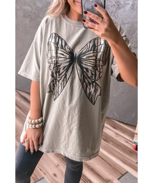 Atractivo patrón de gran lazo  
Corte oversized adecuado para cualquier tipo de cuerpo  
Diseño relajado con hombros caídos  
Longitud túnica para mayor cobertura  
Material: 95% algodón 5% elastano