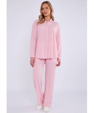 Eleva tu vestimenta de ocasión con nuestra Camisa de Manga Larga de Textura Rosa. Destaca con su textura única y su corte oversize chic. Perfecta para cualquier evento especial, esta camisa no pasará desapercibida.
