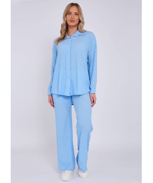 Verhoog je gelegenheidskleding met ons hemelsblauwe oversized shirt met lange mouwen. De lichtgewicht stof met textuur voegt een vleugje verfijning toe aan elke outfit, terwijl de oversized pasvorm comfort en veelzijdigheid biedt. Perfect voor elke speciale gelegenheid.