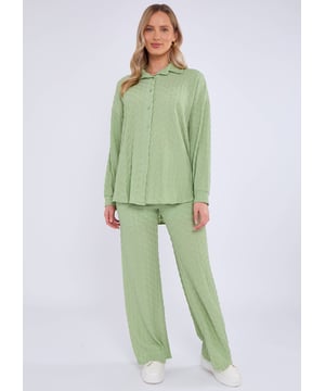 Eleva tu vestimenta de ocasión con nuestra camisa de manga larga Sage Green Textured Oversized. Diseñada para ofrecer estilo y comodidad, esta camisa cuenta con una textura única y un corte extragrande que añade un toque de sofisticación a cualquier atuendo. Perfecta para cualquier ocasión, esta camisa no puede faltar en tu armario.