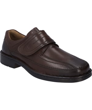 Descubre el modelo Bradfjord 06 de JOSEF SEIBEL, un zapato bajo para hombre en un elegante tono moro. Este calzado, diseñado para el ocio y el tiempo libre, combina la tradición artesanal con la innovación moderna. Fabricado con piel vacuna de alta calidad y un cierre de velcro, ofrece una comodidad excepcional y un ajuste perfecto. La suela de PU garantiza durabilidad y resistencia, ideal para tus aventuras al aire libre. Con un enfoque en la moda lenta, cada par es una inversión en estilo y confort duradero. Hecho con costura a mano, refleja el compromiso de JOSEF SEIBEL con la excelencia y la sostenibilidad. Perfecto para la primavera, este zapato es la elección ideal para quienes valoran la calidad y el diseño atemporal. Fabricado en Alemania, representa lo mejor de la artesanía europea. Vive la experiencia de un calzado que se adapta a tu estilo de vida cotidiano, sin comprometer el confort ni la elegancia.