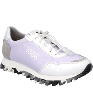 Bonnie 01 es una zapatilla especial para mujer hecha a mano en Hauenstein, que forma parte de nuestra colección Spirit of Nature. En Josef Seibel combinamos tradición e innovación para garantizar la comodidad y la sostenibilidad. Nuestra fabricación transparente permite a los visitantes experimentar el proceso de producción. Nuestros zapatos reflejan nuestra tradición y valores, respaldados por el conocimiento de 5 generaciones. El Bonnie 01 está fabricado en piel y textil y ofrece una entrada fácil y robustez gracias a sus cordones. La suela TR-Recycle/EVA y el forro de microfibra PET demuestran nuestro compromiso con la sostenibilidad. Minimizamos las emisiones de CO₂ con materiales europeos. Con nuestras zapatillas, apoyas un comportamiento sostenible. El embalaje fabricado con un 70% de papel reciclado y un 30% de hierba refuerza nuestra "eco-logística".