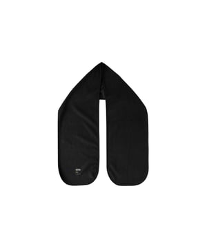 Der Alpha Industries Label Fleece Scarf bietet Wärme und modernen Stil an kalten Tagen. Hergestellt aus weichem Polar Fleece, bietet er hohen Tragekomfort und bleibt dank seiner Anti-Peel-Eigenschaft langlebig und fusselfrei. Mit Maßen von 25x150 cm schützt er zuverlässig vor Wind und Kälte. Elastische Ränder gewährleisten Formstabilität. Das gewebte Alpha Label akzentuiert dezent. Perfekt für Spaziergänge, Alltag oder Arbeit ergänzt dieser Schal jedes Winteroutfit stilvoll und funktional.