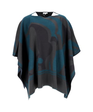 Empfohlener Verkaufspreis
Mühelose Eleganz trifft auf markanten Ausdruck in diesem mehrfarbig bedruckten Escada-Poncho. Das Modell aus weicher Wolle unterstreicht die Meisterhaftigkeit der Marke in Sachen Drapierung und Form und bietet eine frei fließende Silhouette, die jeder Figur schmeichelt. Das lebendige Muster verleiht Ihrer Garderobe einen kunstvollen, luxuriösen Touch und eignet sich perfekt für Lagenlooks in der Übergangszeit.

Escada Bedruckter Poncho aus mehrfarbiger Wolle
Zustand: Ausgezeichnet
Gebrauchsspuren: Unbenutzt oder einmal getragen, aber wie neu. Keine Gebrauchsspuren.
Verpackung: Keine
Farbe: Mehrfarbig | Mehrfarbig
Material: Wolle
Größe: Einheitsgröße | Einheitsgröße
Maße: Höhe: 660; Länge: 1110; Brustumfang: 2220
Artikelnummer: NAPPUDEAC528605W