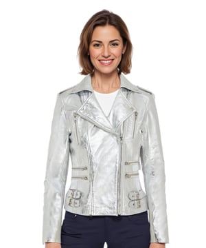 Diese zweireihige Bikerjacke ist ein Verkaufsschlager und wird für ihre scharfe Silhouette und ihr stilvolles Flair geliebt. Mit einem breiten Revers, Schulterklappen und mehreren Reißverschlusstaschen verbindet sie Funktionalität mit Mode. Verstellbare Schnallenlaschen und die schmale Passform verbessern Komfort und Stil. In vielen Farben erhältlich. Hauptmerkmale: 100 % hochwertiges, ultraweiches Nappaleder; Hochwertiges Futter aus Polyestermischung; Dezentraler YKK-Reißverschluss; Breites Revers mit Druckknöpfen; Schulterklappen mit Druckknopfverschluss; Sechs Außentaschen mit Reißverschluss zur Aufbewahrung; Verstellbare Schnallenlaschen an den Hüften; Schmal geschnittenes, verkürztes Bikerdesign