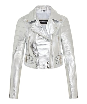 Gönnen Sie sich eleganten Luxus mit dieser kurzen Lederjacke im Brando-Stil. Sie ist aus ultraweichem Lammnappaleder gefertigt und mit hochwertigem Satin gefüttert. Sie verbindet zeitlosen Biker-Look mit moderner Eleganz. Anspruchsvolle Details und eine schmeichelhafte Silhouette machen sie zu einem vielseitigen Basic für jede modebewusste Garderobe. Wichtige Eigenschaften: Weiches und geschmeidiges Lammnappaleder Innenfutter aus hochwertigem Polyester für mehr Komfort Kurze Passform für einen schicken, schmeichelhaften Look Klassisches Revers im Brando-Stil Dezentrierter YKK-Reißverschluss vorne Stilvoll gesteppte Schultern für eine unverwechselbare Note 2 verlängerte vertikale Außentaschen mit Reißverschluss Ärmelbündchen mit Reißverschluss – krempeln Sie sie hoch für einen individuellen Look Seitliche Gürtel mit Schnallenverstellung für eine maßgeschneiderte Passform