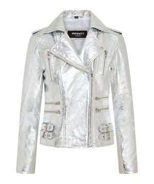 Diese zweireihige Bikerjacke ist ein Verkaufsschlager und wird für ihre scharfe Silhouette und ihr stilvolles Flair geliebt. Mit einem breiten Revers, Schulterklappen und mehreren Reißverschlusstaschen verbindet sie Funktionalität mit Mode. Verstellbare Schnallenlaschen und die schmale Passform verbessern Komfort und Stil. In vielen Farben erhältlich. Hauptmerkmale: 100 % hochwertiges, ultraweiches Nappaleder; Hochwertiges Futter aus Polyestermischung; Dezentraler YKK-Reißverschluss; Breites Revers mit Druckknöpfen; Schulterklappen mit Druckknopfverschluss; Sechs Außentaschen mit Reißverschluss zur Aufbewahrung; Verstellbare Schnallenlaschen an den Hüften; Schmal geschnittenes, verkürztes Bikerdesign