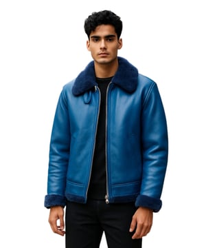 Disfruta de una calidez inigualable y un estilo atemporal con esta icónica chaqueta bomber B3. Confeccionada en auténtica piel de oveja, cuenta con un lujoso forro de borrego y pelo que proporciona una comodidad excepcional en climas fríos. El cierre de cremallera YKK completo permite un estilo versátil, mientras que los ribetes de borrego expuestos en cuello, puños y dobladillo le aportan un carácter audaz. Una distintiva hebilla en el cuello garantiza un ajuste ajustable, y dos prácticos bolsillos exteriores ofrecen comodidad y un diseño elegante, combinando un atractivo robusto con la elegancia clásica. Confeccionada en auténtica piel de oveja para una calidez y durabilidad excepcionales. El lujoso forro de borrego y pelo proporciona una comodidad inigualable. El cierre de cremallera YKK completo permite un estilo versátil. Los ribetes de borrego expuestos en cuello, puños y dobladillo le aportan un carácter audaz. Dos prácticos bolsillos exteriores para mayor comodidad y un diseño elegante. Cuello ajustable con cierre de hebilla para un ajuste a medida.