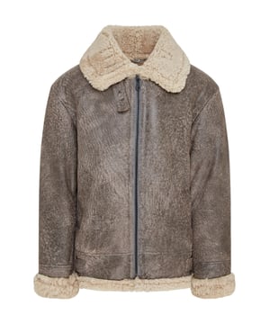 Famosa por mantener abrigados a los pilotos de la Segunda Guerra Mundial a 25.000 pies, la B3 es nuestra chaqueta de piel de oveja más popular, apreciada por su estilo atemporal y su excepcional calidez. Confeccionada con lujosa piel de oveja de doble cara, ofrece un aislamiento inigualable, un llamativo look retro y una comodidad superior para que puedas superar los inviernos más duros. Características principales: Construcción completa de piel de oveja de doble cara. El grueso forro de piel de oveja retiene el calor corporal de forma natural. Cuello ancho con muescas y ribete reversible de piel de oveja. El cuello se puede abrochar con una correa de hebilla ajustable. Cremallera YKK gruesa y completa en bronce. Dos bolsillos angulados para calentar las manos. Puños reversibles. Correa ajustable en la cintura para un ajuste a medida. Ajuste clásico y cómodo para combinar fácilmente con otras prendas.