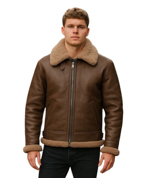 Famosa por mantener abrigados a los pilotos de la Segunda Guerra Mundial a 25.000 pies, la B3 es nuestra chaqueta de piel de oveja más popular, apreciada por su estilo atemporal y su excepcional calidez. Confeccionada con lujosa piel de oveja de doble cara, ofrece un aislamiento inigualable, un llamativo look retro y una comodidad superior para que puedas superar los inviernos más duros. Características principales: Construcción completa de piel de oveja de doble cara. El grueso forro de piel de oveja retiene el calor corporal de forma natural. Cuello ancho con muescas y ribete reversible de piel de oveja. El cuello se puede abrochar con una correa de hebilla ajustable. Cremallera YKK gruesa y completa en bronce. Dos bolsillos angulados para calentar las manos. Puños reversibles. Correa ajustable en la cintura para un ajuste a medida. Ajuste clásico y cómodo para combinar fácilmente con otras prendas.