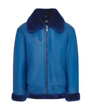 Disfruta de una calidez inigualable y un estilo atemporal con esta icónica chaqueta bomber B3. Confeccionada en auténtica piel de oveja, cuenta con un lujoso forro de borrego y pelo que proporciona una comodidad excepcional en climas fríos. El cierre de cremallera YKK completo permite un estilo versátil, mientras que los ribetes de borrego expuestos en cuello, puños y dobladillo le aportan un carácter audaz. Una distintiva hebilla en el cuello garantiza un ajuste ajustable, y dos prácticos bolsillos exteriores ofrecen comodidad y un diseño elegante, combinando un atractivo robusto con la elegancia clásica. Confeccionada en auténtica piel de oveja para una calidez y durabilidad excepcionales. El lujoso forro de borrego y pelo proporciona una comodidad inigualable. El cierre de cremallera YKK completo permite un estilo versátil. Los ribetes de borrego expuestos en cuello, puños y dobladillo le aportan un carácter audaz. Dos prácticos bolsillos exteriores para mayor comodidad y un diseño elegante. Cuello ajustable con cierre de hebilla para un ajuste a medida.