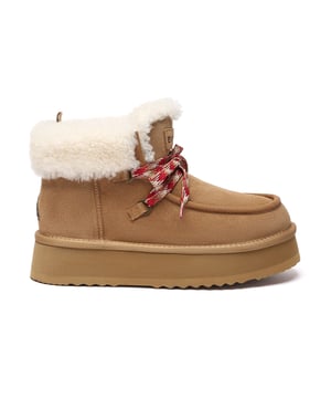 EVERAU Lamswollen Veterschoenen met Plateau – Verhoog je Dagelijkse Look
Til je stijl naar nieuwe hoogten met de EVERAU Lamswollen Veterschoenen met Plateau, ontworpen voor mode, functie en comfort het hele jaar door. Met verstelbare veters voor een aanpasbare pasvorm en een moderne plateau van 4 cm, combineren deze laarzen robuuste prestaties met verfijnde dagelijkse draagbaarheid.
Gemaakt van luxueuze lamswollen voor uitzonderlijke warmte en gevoerd met een schapenvachtkraag voor extra zachtheid, zijn deze laarzen de perfecte mix van gezellig en chic. Het bovenwerk van kalfsnubuck is behandeld met een waterafstotende coating om vuil en vocht af te stoten, terwijl de EVA-buitenzool zorgt voor lichte demping en verbeterde grip op gladde oppervlakken.
Of je ze nu casual draagt met jeans of combineert met sportieve outfits onderweg, deze laarzen bieden veelzijdige stijl met een comfortabele, modieuze uitstraling.
Belangrijkste Kenmerken:

  Waterafstotende Coating: Beschermt het oppervlak tegen vuil en water voor zorgeloos dragen.
  Schapenvacht Kraag Detail: Voegt zowel warmte als een luxe afwerking toe.
  Ultra-Warme Lamswollen Voering: Van nature isolerend en ademend.
  Verstelbare Vetersluiting: Past de pasvorm aan voor extra comfort en ondersteuning.
  Slipvaste EVA Zool: Lichtgewicht en gevormd voor dagelijkse grip en stabiliteit.
  Trekhaak bij de Hak: Maakt het snel en gemakkelijk om de laarzen aan en uit te trekken.
  Stijlvolle Plateau Zool: 4 cm verhoging om je outfit en silhouet een boost te geven.
  Tijdloos, Veelzijdig Ontwerp: Gemakkelijk te combineren met casual, sportieve of gezellige winterlooks.
  Ideale Cadeauoptie: Een modieuze en praktische keuze voor vrienden of geliefden.

Materialen:

  Bovenwerk: Kalfsnubuck
  Voering: Lamswol
  Binnenzool: Lamswol
  Zool: EVA
  Kraag: Schapenvacht
  Plateau Hoogte: Ongeveer 4 cm