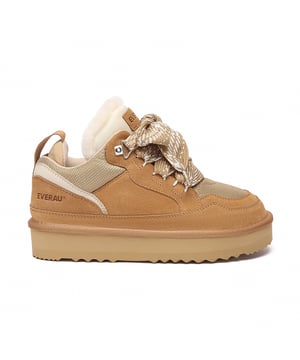 EVERAU Schnürstiefeletten mit Plattform – Sneaker-Stil trifft winterliche Wärme  
Erhöhen Sie Ihre kalte Wetter-Garderobe mit den EVERAU Schnürstiefeletten mit Plattform – wo die Gemütlichkeit eines Mini-Winterboots auf den Street-Style-Vibe eines Sneakers trifft. Aus hochwertigem Rindsveloursleder gefertigt und mit feuchtigkeitsableitendem australischem Schafsfell gefüttert, sind diese Stiefel darauf ausgelegt, Ihre Füße die ganze Saison über warm, trocken und stilvoll zu halten.  
Eine wasserabweisende Behandlung hilft, Flecken und Spritzwasser abzuweisen, während die rutschfeste EVA-Außensohle Dämpfung und Grip für ganztägigen Komfort bietet. Mit ihrem Schnürdesign und der modernen Plattformsohle passen diese Stiefel perfekt zu lässigen oder sportlichen Outfits für Herbst und Winter.  
Ob Sie Besorgungen machen oder einen Winterspaziergang unternehmen, die EVERAU Schnürstiefeletten mit Plattform bieten Mode und Funktion in einer vielseitigen Silhouette.  
Wichtige Merkmale:

- Feuchtigkeitsableitende Schaffell-Einlegesohle: Regelt die Temperatur auf natürliche Weise, um die Füße warm und trocken zu halten.  
- Rindsveloursleder-Obermaterial: Langlebig, stilvoll und vorbehandelt mit einer wasserabweisenden Beschichtung, um Schmutz und Flüssigkeiten zu widerstehen.  
- Rutschfeste EVA-Sohle: Leicht und gepolstert mit hervorragendem Grip und langer Haltbarkeit.  
- Schnürverschluss: Stilvolles und funktionales Design, das einfach anzupassen und zu tragen ist.  
- Plattformsohle: Fügt Höhe und moderne Akzente hinzu und bleibt dabei komfortabel.  
- Saisonal unverzichtbar: Ideal für Herbst- und Winterbekleidung.  
- Perfekte Geschenkidee: Ein durchdachtes und praktisches Geschenk für Freunde und Familie.  

Materialien:

- Obermaterial: Rindsveloursleder  
- Futter: Stoff  
- Einlegesohle: Schaffellwolle  
- Sohle: EVA