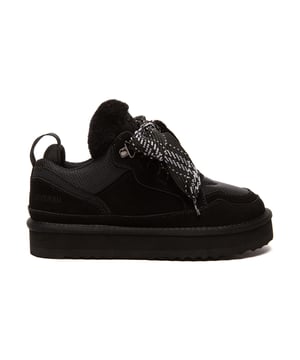 EVERAU Schnür-Platform-Stiefel – Sneaker-Stil trifft Winterwärme  
Ergänzen Sie Ihre kalte Wettergarderobe mit den EVERAU Schnür-Platform-Stiefeln – dort, wo die Behaglichkeit eines Mini-Winterstiefels auf den Streetstyle-Vibe eines Sneakers trifft. Hergestellt aus hochwertigem Rindsveloursleder und gefüttert mit feuchtigkeitsabsorbierendem australischem Schafsleder, sind diese Stiefel darauf ausgelegt, Ihre Füße die gesamte Saison über warm, trocken und stilvoll zu halten.  
Eine wasserabweisende Behandlung hilft, Flecken und Spritzer abzuwehren, während die rutschfeste EVA-Außensohle Dämpfung und Grip für den ganzen Tag bietet. Mit einem Schnürdesign und einer modernen Plattformsohle passen diese Stiefel perfekt zu legeren oder sportlichen Outfits für Herbst und Winter.  
Egal, ob Sie Erledigungen machen oder einen Winterspaziergang unternehmen, die EVERAU Schnür-Platform-Stiefel bieten Mode und Funktionalität in einer vielseitigen Silhouette.  

Hauptmerkmale:

- Feuchtigkeitsabsorbierende Schafsleder-Innensohle: Reguliert die Temperatur natürlich, um die Füße warm und trocken zu halten.  
- Rindsveloursleder-Obermaterial: Strapazierfähig, stilvoll und vorbehandelt mit einer wasserabweisenden Beschichtung, um Schmutz und Flüssigkeiten abzulehnen.  
- Rutschfeste EVA-Sohle: Leicht und dämpfend mit exzellentem Grip und langanhaltender Langlebigkeit.  
- Schnürverschluss: Stilvolles und funktionales Design, das sich leicht anpassen und tragen lässt.  
- Plattformsohle: Verleiht Höhe und einen modernen Flair, bleibt dabei jedoch bequem.  
- Saisonaler Klassiker: Ideal für den Herbst- und Wintergebrauch.  
- Perfekte Geschenkidee: Ein durchdachtes und praktisches Präsent für Freunde und Familie.  

Materialien:

- Obermaterial: Rindsveloursleder  
- Futter: Stoff  
- Innensohle: Schafswolle  
- Sohle: EVA  