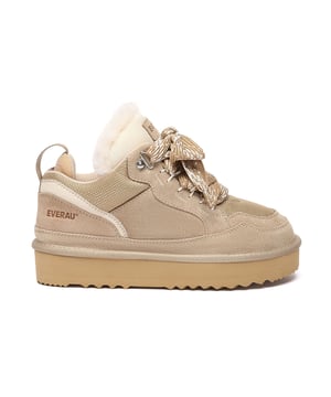 EVERAU Schnür-Platformboots – Sneakerstil trifft auf winterliche Wärme  
Erweitern Sie Ihre Wintergarderobe mit den EVERAU Schnür-Platformboots – wo die Gemütlichkeit eines Mini-Winterboots auf den Streetstyle-Vibe eines Sneakers trifft. Aus hochwertigem Rindsleder gefertigt und mit feuchtigkeitsableitendem australischem Schaffell gefüttert, sind diese Stiefel darauf ausgelegt, Ihre Füße die ganze Saison über warm, trocken und stilvoll zu halten.  
Eine wasserabweisende Behandlung hilft, Flecken und Spritzer abzuweisen, während die rutschfeste EVA-Außensohle für Dämpfung und Grip sorgt und den ganzen Tag über Komfort bietet. Mit einem Schnürdesign und einer modernen Plattformsohle lassen sich diese Boots perfekt mit lässigen oder sportlichen Outfits für den Herbst und Winter kombinieren.  
Egal, ob Sie Besorgungen machen oder einen winterlichen Spaziergang unternehmen, die EVERAU Schnür-Platformboots bieten Mode und Funktion in einer vielseitigen Silhouette.  
Wesentliche Merkmale:

- Feuchtigkeitsableitende Schaffellsohle: Reguliert die Temperatur auf natürliche Weise, um die Füße warm und trocken zu halten.  
- Obermaterial aus Rindsleder: Langlebig, stilvoll und vorab mit einer wasserabweisenden Beschichtung behandelt, um Schmutz und Flüssigkeiten zu widerstehen.  
- Rutschfeste EVA-Sohle: Leicht und gepolstert mit hervorragendem Grip und langanhaltender Haltbarkeit.  
- Schnürverschluss: Stilvolles und funktionales Design, das leicht anpassbar und angenehm zu tragen ist.  
- Plattformsohle: Verleiht Höhe und einen modernen Touch bei gleichbleibendem Komfort.  
- Saisonaler Klassiker: Ideal für Herbst- und Wintermode.  
- Perfekte Geschenkidee: Ein durchdachtes und praktisches Geschenk für Freunde und Familie.  

Materialien:

- Obermaterial: Rindsleder  
- Futter: Textil  
- Innensohle: Schaffellwolle  
- Sohle: EVA