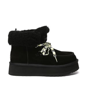 EVERAU Lammfell Schnür-Plateau Stiefel – Verleihen Sie Ihrem Alltagslook einen Hauch von Eleganz
Heben Sie Ihren Stil auf neue Höhen mit den EVERAU Lammfell Schnür-Plateau Stiefeln, die für Fashion, Funktionalität und ganzjährigen Komfort entworfen wurden. Mit verstellbaren Schnürsenkeln für eine anpassbare Passform und einem modernen 4 cm Plateau vereinen diese Stiefel robuste Leistung mit gehobener Alltagskleidung.
Gefertigt aus luxuriösem Lammfell für außergewöhnliche Wärme und gefüttert mit einem Schaffellkragen für zusätzlichen Komfort, sind diese Stiefel die perfekte Mischung aus Gemütlichkeit und Chic. Das Obermaterial aus Rindsleder ist mit einer wasserabweisenden Beschichtung behandelt, um Schmutz und Feuchtigkeit abzuweisen, während die EVA-Außensohle leichte Polsterung und verbesserten Halt auf rutschigen Oberflächen bietet.
Egal, ob Sie sie mit Jeans leger kombinieren oder mit Sportkleidung unterwegs tragen, diese Stiefel bieten vielseitigen Stil mit einem bequemen, modischen Akzent.

Hauptmerkmale:

  Wasserabweisende Beschichtung: Schützt die Oberfläche vor Schmutz und Wasser für unbeschwertes Tragen.
  Schaffellkragen-Detail: Verleiht sowohl Wärme als auch einen luxuriösen Abschluss.
  Ultra-Warme Lammfell-Fütterung: Natürlich isolierend und atmungsaktiv.
  Verstellbarer Schnürverschluss: Passt die Passform für zusätzlichen Komfort und Halt an.
  Rutschfeste EVA-Sohle: Leicht und geformt für täglichen Grip und Stabilität.
  Zuglasche an der Ferse: Ermöglicht ein schnelles und einfaches An- und Ausziehen der Stiefel.
  Stilvolle Plateausohle: 4 cm Erhöhung, um Ihr Outfit und Ihre Silhouette zu betonen.
  Zeitloses, vielseitiges Design: Lässt sich leicht mit lässigen, sportlichen oder gemütlichen Winterlooks kombinieren.
  Ideale Geschenkoption: Eine modische und praktische Wahl für Freunde oder geliebte Menschen.

Materialien:

  Obermaterial: Rindsleder
  Fütterung: Lammfell
  Innensohle: Lammfell
  Sohle: EVA
  Kragen: Schaffell
  Plateauhöhe: Ca. 4 cm