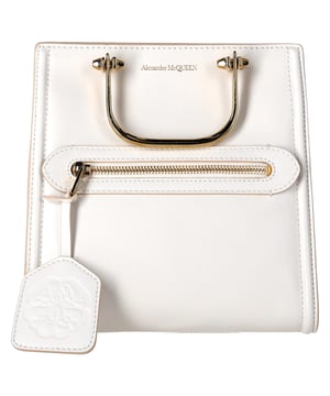 Empfohlener Verkaufspreis
Die „Short Story“ Tasche von Alexander McQueen ist ein skulpturales Statement in kompakter Form und wandelt die ikonische Schneiderkunst der Marke in ein Accessoire-Design um. Sie ist aus glattem, weißem Kalbsleder gefertigt und besticht durch klare Konturen, strukturierte Tragegriffe und ein geräumiges, mit Wildleder gefüttertes Innenleben. Das vielseitige Design lässt sich nahtlos von Tag zu Nacht tragen – tragen Sie sie an den Griffen für einen eleganten Look oder crossbody mit dem abnehmbaren Riemen für modernen Komfort.

Alexander McQueen „The Short Story“ Crossbody-Tasche aus weißem Leder
Zustand: Ausgezeichnet
Gebrauchsspuren: Aus dem Geschäft, Keine Gebrauchsspuren, Nie benutzt, Kein Etikett
Verpackung: Staubbeutel
Farbe: Weiß | Ecru
Material: Leder | Leder
Größe: Einheitsgröße | Einheitsgröße
Maße: Breite: 120; Höhe: 200; Länge: 210; Grifflänge: 180; Riemenlänge: 1160
Artikelnummer: NAPPUDEBA527521W