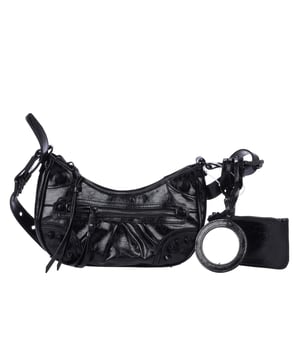 Met zijn handige ritssluiting biedt de Glowing Cross-Body gemakkelijke toegang tot je bezittingen en een veilige sluiting.Met een binnenvak aan de voorkant en een ritsvak aan de achterkant straalt deze tas gemak uit, zodat je je kleinste benodigdheden bij de hand kunt houden. Ontworpen in een glinsterende zilveren kleur wordt deze tas een draagbare spotlight waarmee je kunt wedijveren met de sterren met je glans, terwijl de metalen stud details doen denken aan de vroege jaren '90, een combinatie van hedendaags met nostalgie om een trendy silhouet te creëren.