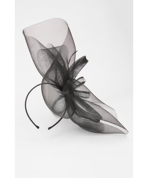 - Disc shape - Wide brim - Loop design - Embellished - Feather details - Contains non-textile parts of animal origin