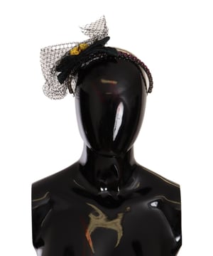 Wunderschon nagelneu mit Tags.
  Hergestellt in Italien.
  Schwarzer Sockel mit mehrfarbigen Details.
  Diadem.
  Stirnband.
  Design.
  Verziert mit fruchtformigen Kristallen.
  Logo.
  Details.
  Exklusiv und selten.
  Material: 26% Polyester 20% Eisen 18% Viskose 13% Baumwolle 13% Nylon 6% Acetat 4% Seide.