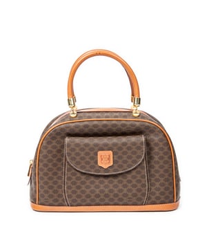 Celine Bolsos Front Pocket Dome Tote  Bolso en Marrón Lona recubierta y Oro hardware. El producto esta en Excelentes Condiciones (A).
  Dimensiones: 32x20x11 cm 
  Accesorios incluidos: None
  
  BrandCo Paris encuentra artículos raros y en las mejores condiciones a precios increíbles. ¡Vale la pena tener paciencia! Compra con confianza: todos los artículos de BrandCo Paris son seleccionados y autenticados cuidadosamente por nuestro equipo de expertos.
  Todos los artículos vienen con un certificado de autenticidad y un embalaje entregado por BrandCo Paris.
  Tabla de clasificación de la condición del artículo
  N (como nuevo)
  AA (perfecto estado)
  A (excelente estado)
  AB (muy buen estado)
  B (bueno/regular)