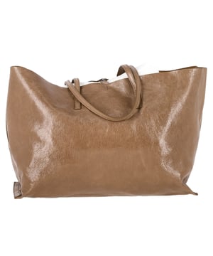 VINTAGE, RRP AS NEW
Crafted from rich brown leather, the Jil Sander Logo-Embossed Shopper Tote Bag combines understated luxury with everyday functionality. Its spacious interior and clean lines make it the perfect companion for both work and weekend outings. **Style Tip:** Pair it with a neutral-toned trench coat and wide-leg trousers for a polished, minimalist ensemble.

 Jil Sander Logo-Embossed Shopper Tote Bag in Brown Leather

Condition: Excellent
Signs of wear: Include tags, box and dust bag. No visible signs of wear.
Packaging: Dust bag
Color: Brown | ochre
Material: Leather | leather
Size: One Size | One Size
Measurements: Width: 160; Height: 250; Length: 440; Handle drop: 230; Strap length: 480
SKU: HNPUGBBA500030W