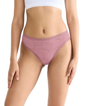 Sloggi GO Crush High Leg Brief. Mid rise brief with a high leg cut, double layer crotch and light, comfortable fabric. 3 Pack. Product is made of 95% Organic Cotton, 5% Elastane and is machine washable.