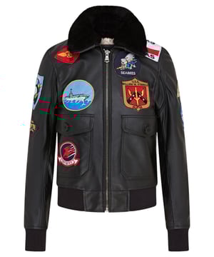 Inspirada en la icónica película de 1986, esta chaqueta de aviador Top Gun para mujer combina un estilo militar vintage con un corte femenino. Confeccionada en cuero genuino y adornada con 17 parches auténticos, está disponible en dos acabados: negro clásico y marrón envejecido, para una declaración audaz y atemporal. Características principales: Cuero genuino de vaca: material duradero y de alta calidad. 17 parches con precisión de pantalla: incluye un pin de ancla de la USN. Ajuste a medida: diseñado para mujer. Cuello de piel de oveja: marrón rojizo o negro, estilo bomber de los años 60. Bolsillos funcionales: solapa exterior y compartimento interior. Estilo cinematográfico: inspirado en la película Top Gun. Pieza de coleccionista: ideal tanto para fans como para amantes de la moda.