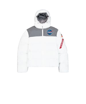 La chaqueta HP NASA de Alpha Industries es ideal para el clima frío. Ofrece un ajuste regular cómodo y está hecha de nylon con forro y relleno de poliéster. Detalles llamativos incluyen el parche de la NASA, el bolsillo utilitario con la etiqueta RBF y etiquetas de banderas en las mangas. El cordón elástico en la capucha y el dobladillo asegura un ajuste personalizado, mientras que el forro polar proporciona calor adicional. Lista para enfrentar los elementos.