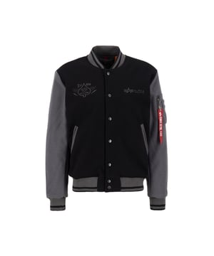 Die Varsity Air Force Jacket von Alpha Industries ist eine klassische Bomberjacke für Männer. Mit ihrem regular fit und dem leichten Futter ist sie perfekt für die Übergangszeit geeignet. Praktische Seitentaschen und ein Reißverschluss machen sie funktional und stylish zugleich. Ein Must-have für jeden Kleiderschrank!