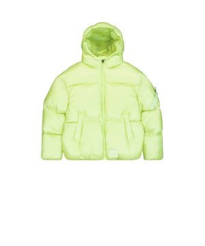 La "Cloud Puffer Bomber" de Alpha Industries es una chaqueta para clima frío para hombres con un ajuste holgado. Fabricada con 100% poliéster en el exterior y 100% poliéster en el interior, así como en el relleno, ofrece un estilo práctico gracias al bolsillo utilitario y la etiqueta RBF. Dos bolsillos exteriores y un bolsillo interior con cierre de velcro proporcionan espacio de almacenamiento y seguridad. El elástico en el dobladillo garantiza un ajuste óptimo, mientras que el diseño acolchado proporciona calor. Ideal para hombres con estilo durante la temporada de frío.