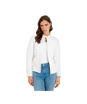 Doudoune Guess Vona Femme Blanc Synthétique. Authentique Vetement de la marque Guess - design streetwear/sportswear de Guess - Guess pour Femme fashion, parfait pour la vie de tous les jours - Doudoune Guess de couleur Blanc s'associe parfaitement avec le reste de votre dressing - matiere Synthétique confortable -   classic - Vona -