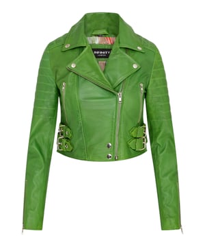 Gönnen Sie sich eleganten Luxus mit dieser kurzen Lederjacke im Brando-Stil. Sie ist aus ultraweichem Lammnappaleder gefertigt und mit hochwertigem Satin gefüttert. Sie verbindet zeitlosen Biker-Look mit moderner Eleganz. Anspruchsvolle Details und eine schmeichelhafte Silhouette machen sie zu einem vielseitigen Basic für jede modebewusste Garderobe. Wichtige Eigenschaften: Weiches und geschmeidiges Lammnappaleder Innenfutter aus hochwertigem Polyester für mehr Komfort Kurze Passform für einen schicken, schmeichelhaften Look Klassisches Revers im Brando-Stil Dezentrierter YKK-Reißverschluss vorne Stilvoll gesteppte Schultern für eine unverwechselbare Note 2 verlängerte vertikale Außentaschen mit Reißverschluss Ärmelbündchen mit Reißverschluss – krempeln Sie sie hoch für einen individuellen Look Seitliche Gürtel mit Schnallenverstellung für eine maßgeschneiderte Passform