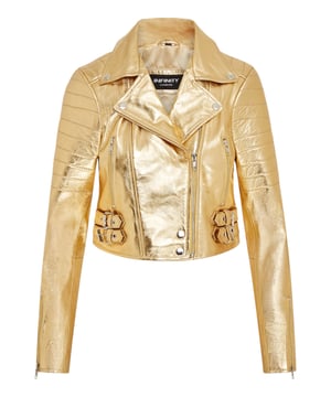 Gönnen Sie sich eleganten Luxus mit dieser kurzen Lederjacke im Brando-Stil. Sie ist aus ultraweichem Lammnappaleder gefertigt und mit hochwertigem Satin gefüttert. Sie verbindet zeitlosen Biker-Look mit moderner Eleganz. Anspruchsvolle Details und eine schmeichelhafte Silhouette machen sie zu einem vielseitigen Basic für jede modebewusste Garderobe. Wichtige Eigenschaften: Weiches und geschmeidiges Lammnappaleder Innenfutter aus hochwertigem Polyester für mehr Komfort Kurze Passform für einen schicken, schmeichelhaften Look Klassisches Revers im Brando-Stil Dezentrierter YKK-Reißverschluss vorne Stilvoll gesteppte Schultern für eine unverwechselbare Note 2 verlängerte vertikale Außentaschen mit Reißverschluss Ärmelbündchen mit Reißverschluss – krempeln Sie sie hoch für einen individuellen Look Seitliche Gürtel mit Schnallenverstellung für eine maßgeschneiderte Passform