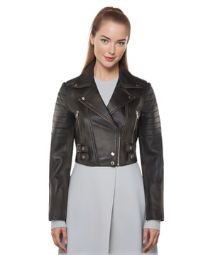 Geniet van strakke luxe met dit cropped leren jack in Brando-stijl. Gemaakt van ultrazacht lamsnappaleer en gevoerd met premium satijn, combineert het een tijdloze biker-attitude met moderne elegantie. Verfijnde details en een flatterend silhouet maken het een veelzijdige essential voor elke modebewuste garderobe. Belangrijkste kenmerken: Zacht en soepel lamsnappaleer Premium polyester binnenvoering voor comfort Cropped fit voor een chique, flatterende look Klassieke Brando-stijl revers met inkeping Asymmetrische YKK-ritssluiting aan de voorkant Stijlvolle gewatteerde schouders voor een onderscheidende look 2 verlengde verticale ritszakken aan de buitenkant Manchetten met rits - rol ze op voor een persoonlijke look Met gespen verstelbare zijriemen voor een getailleerde pasvorm