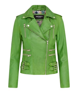 Diese zweireihige Bikerjacke ist ein Verkaufsschlager und wird für ihre scharfe Silhouette und ihr stilvolles Flair geliebt. Mit einem breiten Revers, Schulterklappen und mehreren Reißverschlusstaschen verbindet sie Funktionalität mit Mode. Verstellbare Schnallenlaschen und die schmale Passform verbessern Komfort und Stil. In vielen Farben erhältlich. Hauptmerkmale: 100 % hochwertiges, ultraweiches Nappaleder; Hochwertiges Futter aus Polyestermischung; Dezentraler YKK-Reißverschluss; Breites Revers mit Druckknöpfen; Schulterklappen mit Druckknopfverschluss; Sechs Außentaschen mit Reißverschluss zur Aufbewahrung; Verstellbare Schnallenlaschen an den Hüften; Schmal geschnittenes, verkürztes Bikerdesign