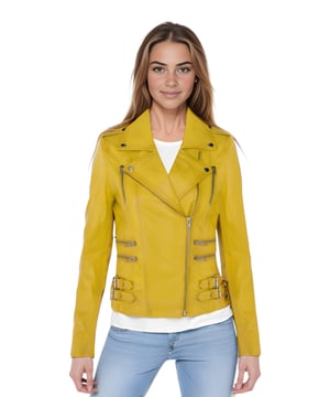 Esta chaqueta biker cruzada es un éxito de ventas, apreciada por su silueta definida y estilo. Con solapa ancha de muesca, charreteras y múltiples bolsillos con cremallera, combina funcionalidad y estilo. Las hebillas ajustables y el corte entallado mejoran la comodidad y el estilo. Disponible en una amplia gama de colores. Características principales: 100 % piel napa premium ultrasuave. Forro de mezcla de poliéster de alta calidad. Cierre descentrado con cremallera YKK. Solapa ancha de muesca con botones a presión. Charreteras con cierre de botón. Seis bolsillos exteriores con cremallera. Hebillas ajustables en la cadera. Diseño biker corto y entallado.