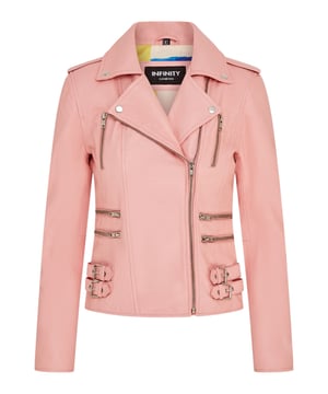 Diese zweireihige Bikerjacke ist ein Verkaufsschlager und wird für ihre scharfe Silhouette und ihr stilvolles Flair geliebt. Mit einem breiten Revers, Schulterklappen und mehreren Reißverschlusstaschen verbindet sie Funktionalität mit Mode. Verstellbare Schnallenlaschen und die schmale Passform verbessern Komfort und Stil. In vielen Farben erhältlich. Hauptmerkmale: 100 % hochwertiges, ultraweiches Nappaleder; Hochwertiges Futter aus Polyestermischung; Dezentraler YKK-Reißverschluss; Breites Revers mit Druckknöpfen; Schulterklappen mit Druckknopfverschluss; Sechs Außentaschen mit Reißverschluss zur Aufbewahrung; Verstellbare Schnallenlaschen an den Hüften; Schmal geschnittenes, verkürztes Bikerdesign