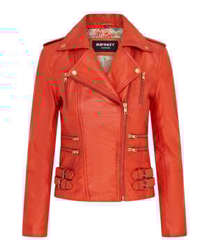 Diese zweireihige Bikerjacke ist ein Verkaufsschlager und wird für ihre scharfe Silhouette und ihr stilvolles Flair geliebt. Mit einem breiten Revers, Schulterklappen und mehreren Reißverschlusstaschen verbindet sie Funktionalität mit Mode. Verstellbare Schnallenlaschen und die schmale Passform verbessern Komfort und Stil. In vielen Farben erhältlich. Hauptmerkmale: 100 % hochwertiges, ultraweiches Nappaleder; Hochwertiges Futter aus Polyestermischung; Dezentraler YKK-Reißverschluss; Breites Revers mit Druckknöpfen; Schulterklappen mit Druckknopfverschluss; Sechs Außentaschen mit Reißverschluss zur Aufbewahrung; Verstellbare Schnallenlaschen an den Hüften; Schmal geschnittenes, verkürztes Bikerdesign