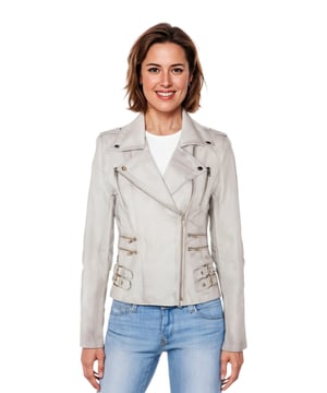 Esta chaqueta biker cruzada es un éxito de ventas, apreciada por su silueta definida y estilo. Con solapa ancha de muesca, charreteras y múltiples bolsillos con cremallera, combina funcionalidad y estilo. Las hebillas ajustables y el corte entallado mejoran la comodidad y el estilo. Disponible en una amplia gama de colores. Características principales: 100 % piel napa premium ultrasuave. Forro de mezcla de poliéster de alta calidad. Cierre descentrado con cremallera YKK. Solapa ancha de muesca con botones a presión. Charreteras con cierre de botón. Seis bolsillos exteriores con cremallera. Hebillas ajustables en la cadera. Diseño biker corto y entallado.