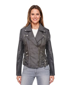Dit double-breasted bikerjack is een echte topper en wordt gewaardeerd om zijn scherpe silhouet en stijlvolle flair. Met een brede, gekerfde revers, epauletten op de schouders en meerdere ritszakken combineert hij functionaliteit met mode. Verstelbare gespen en een strakke pasvorm zorgen voor comfort en stijl. Verkrijgbaar in een breed scala aan kleuren. Belangrijkste kenmerken: 100% premium, ultrazacht nappaleer. Voering van een hoogwaardige polyestermix. Excentrische YKK-ritssluiting. Brede, gekerfde revers met drukknopen. Epauletten op de schouders met drukknopen. Zes buitenzakken met rits voor opbergruimte. Verstelbare gespen op de heupen. Nauwsluitend, cropped bikerjack.