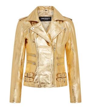 Diese zweireihige Bikerjacke ist ein Verkaufsschlager und wird für ihre scharfe Silhouette und ihr stilvolles Flair geliebt. Mit einem breiten Revers, Schulterklappen und mehreren Reißverschlusstaschen verbindet sie Funktionalität mit Mode. Verstellbare Schnallenlaschen und die schmale Passform verbessern Komfort und Stil. In vielen Farben erhältlich. Hauptmerkmale: 100 % hochwertiges, ultraweiches Nappaleder; Hochwertiges Futter aus Polyestermischung; Dezentraler YKK-Reißverschluss; Breites Revers mit Druckknöpfen; Schulterklappen mit Druckknopfverschluss; Sechs Außentaschen mit Reißverschluss zur Aufbewahrung; Verstellbare Schnallenlaschen an den Hüften; Schmal geschnittenes, verkürztes Bikerdesign