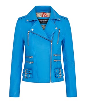 Diese zweireihige Bikerjacke ist ein Verkaufsschlager und wird für ihre scharfe Silhouette und ihr stilvolles Flair geliebt. Mit einem breiten Revers, Schulterklappen und mehreren Reißverschlusstaschen verbindet sie Funktionalität mit Mode. Verstellbare Schnallenlaschen und die schmale Passform verbessern Komfort und Stil. In vielen Farben erhältlich. Hauptmerkmale: 100 % hochwertiges, ultraweiches Nappaleder; Hochwertiges Futter aus Polyestermischung; Dezentraler YKK-Reißverschluss; Breites Revers mit Druckknöpfen; Schulterklappen mit Druckknopfverschluss; Sechs Außentaschen mit Reißverschluss zur Aufbewahrung; Verstellbare Schnallenlaschen an den Hüften; Schmal geschnittenes, verkürztes Bikerdesign