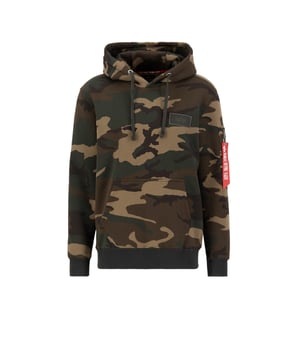 La sudadera con capucha de impresión trasera de Alpha Industries en camuflaje combina comodidad con un diseño elegante. Su corte regular y la mezcla de algodón y poliéster garantizan una experiencia de uso agradable. Un llamativo patrón de camuflaje, un parche de Alpha bordado y una gran impresión de Alpha acentúan el estilo inspirado en el ámbito militar. El bolsillo utilitario y la etiqueta RBF ofrecen detalles funcionales. Con un interior de felpa cepillada y capucha ajustable, proporciona protección y libertad de movimiento. Un imprescindible para hombres conscientes de la moda.
