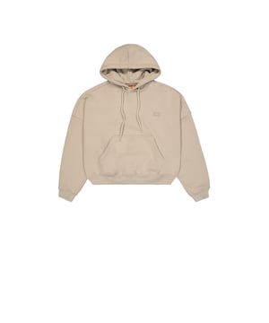 La sudadera con capucha Alpha Essentials RL para mujeres de Alpha Industries ofrece una gran comodidad gracias a su ajuste relajado y a una mezcla de algodón y poliéster. La capucha con cordón proporciona protección y añade estilo, mientras que el bolsillo canguro es práctico. Detalles de diseño como la etiqueta de goma del logo Alpha en 3D, los ojales bordados y las costuras dobles completan la apariencia. Con una densidad de 430 GSM, la sudadera es resistente, ideal para el clima más fresco, y combina a la perfección con jeans para un look informal.