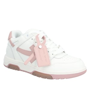 – Low-Top-Sneaker „Out of Office“ von Off-White in Weiß, Hellrosa, Kalbsleder, seitlichem Logo-Patch, perforierten Details, charakteristischem Sicherheitsetikett, runder Zehenpartie, Logo-Patch auf der Zunge, Marken-Innensohle, kontrastierender Fersenkappe und flacher Gummisohle.
– Hergestellt in China