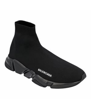 Speed Sneaker aus schwarzem Recycling-Strick. Technischer 3D-Strick.
Extra-artikulierte, geformte Sohle. Einfarbige Sohleneinheit mit „No Memory“-Sohlentechnologie. Ergonomisches 10-mm-Fußgewölbe. Extra leicht: 240 g – fast barfuß. Kontrastfarbener Logodruck auf der Außenseite. Geprägtes Logo auf der Sohlenrückseite. Hergestellt in Italien. Mit einem weichen Tuch abwischen.
Balenciaga Balenciaga Herren Speed Sneaker in Schwarz
Originalpreis: 645,00 EUR
Farbe: Schwarz
Material: Polyester
Zustand: Neu mit Etikett
Größe: 43
Gebrauchsspuren: Keine
Artikelnummer: 60101 / 645056W2DBP1013 / 645056W2DBP1013_43