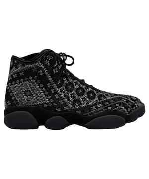VINTAGE, RRP AS NEW
A bold blend of fashion-forward design and classic Jordan DNA, the Jordan x PSNY Horizon Premium brings serious edge to your rotation. In collaboration with NYC-based label Public School, this high-top silhouette draws from the Air Jordan Future and AJ13, featuring a sculpted sole and a patterned black mesh upper for lightweight comfort and visual impact. Sleek, elevated, and unapologetically modern—this is the Jordan for the style-conscious.


Jordan x PSNY Jordan Horizon Premium Sneakers in Black Polyester
Condition: Excellent
Signs of wear: No visible sign of wear. No Mark at insole.,  Very light mark at soles.
Packaging: Box
Color: black
Material: Polyester
Size: UK | 7
Measurements: Heel height: 40 mm; Insole length: 270 mm
SKU: MRPPUGBSH511852M
